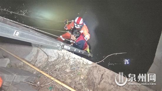 夜跑途中内急 男子翻围栏去方便落水